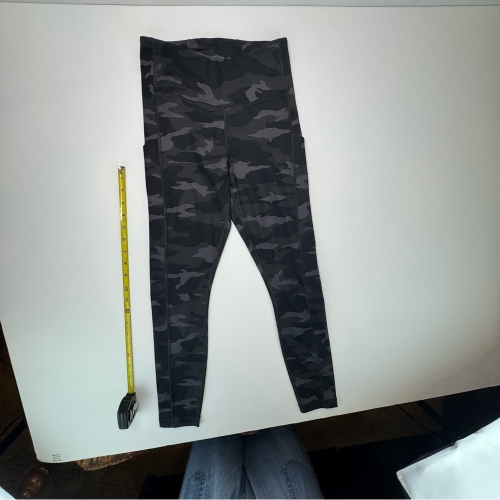 Athleta Ultimate Camo 7/8 Tight Size XS - Picture 6 of 16